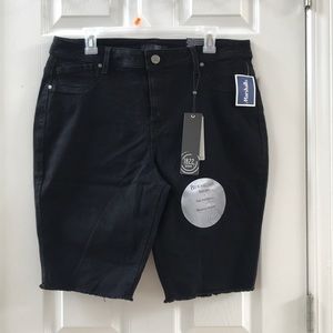 Bermuda black jean shorts